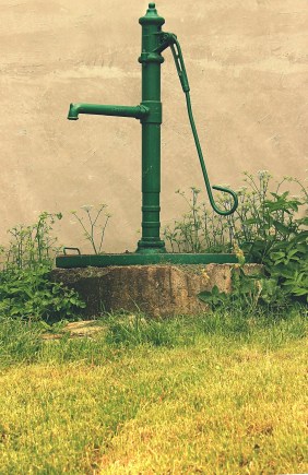 water-pump-water-1008978_1920